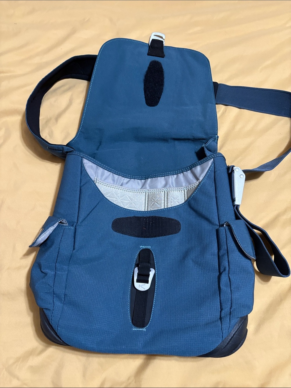 Keen Men's Two-Tone Blue Messenger Bag - Picture 6 of 7
